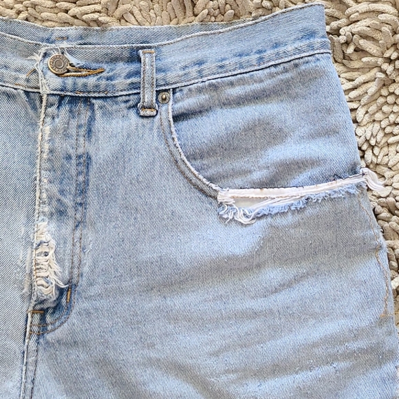 VTG DESTROYED JEAN SHORT, LIGHT WASH, XL - Picture 3 of 12